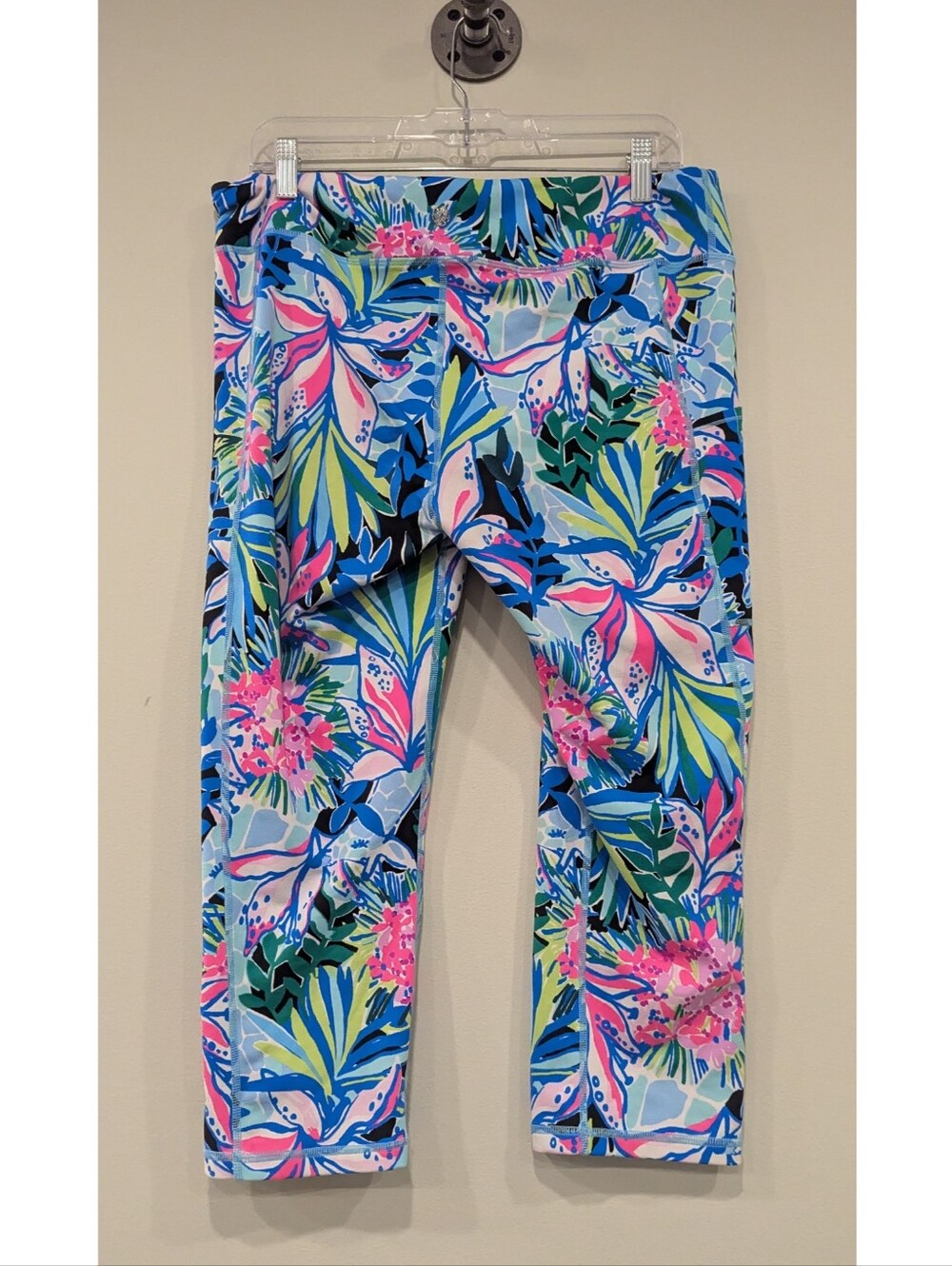 Lilly Pulitzer UPF 50+ Weekender Crop Leggings Size XL - Picture 3 of 6